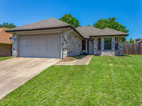 10200 Pack Saddle Ct, Fort Worth, TX 76108