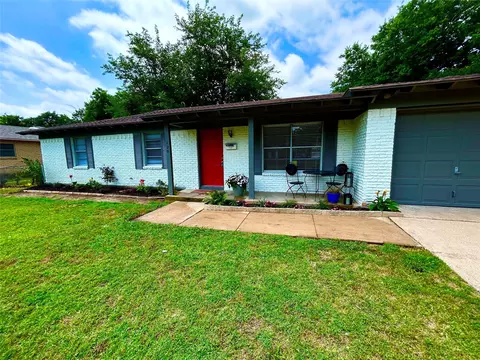 128 Robert St, Burleson, TX 76028