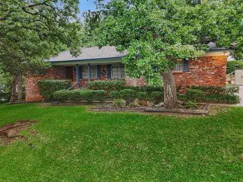912 Live Oak Ln, Arlington, TX 76012