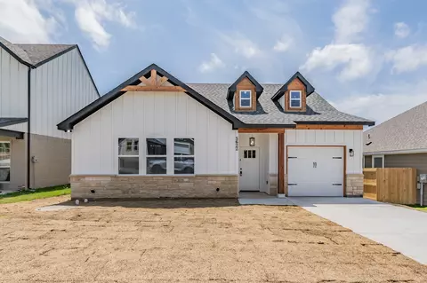 5622 Barkridge Dr, Granbury, TX 76048