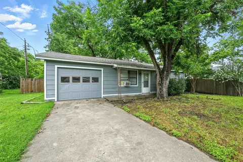 1102 N Wood St, Cleburne, TX 76033