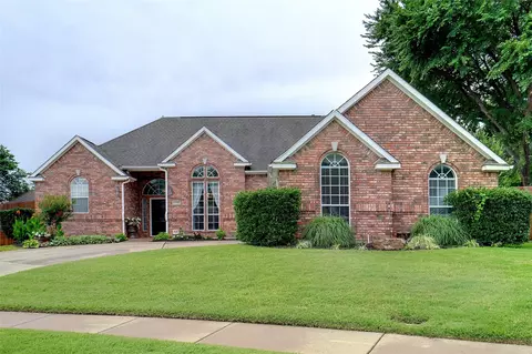 2704 Holly Brook Ct, Bedford, TX 76021