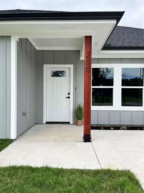 200 Garfield St, Mcgregor, TX 76657 photo 2