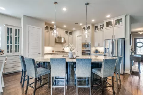 905 Crystal Oak Ln, Arlington, TX 76005