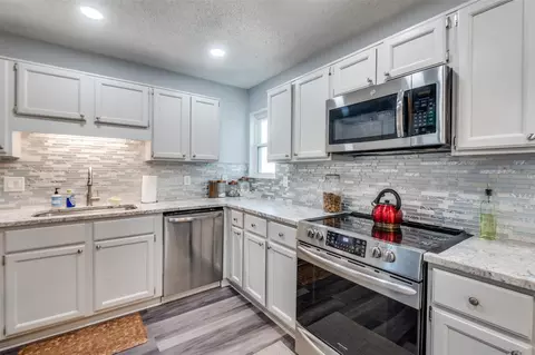 Kitchen - 2308 Ruby Rd, Irving, TX 75060 photo 2 of 3