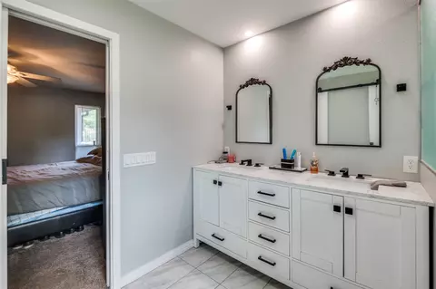 Bath - 2308 Ruby Rd, Irving, TX 75060 photo 2 of 3