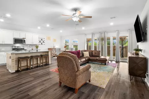 9200 S Field Ln, Arlington, TX 76002