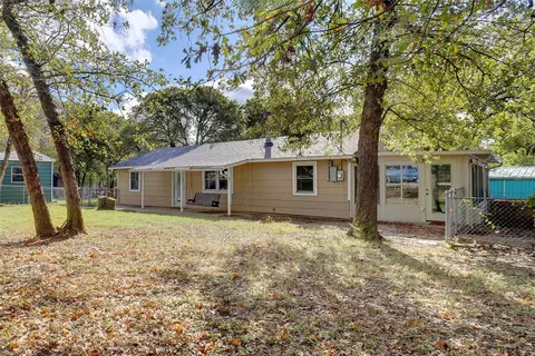 1060 Forest Oaks St, Azle, TX 76020