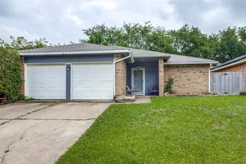 212 Valley Spring Dr, Arlington, TX 76018