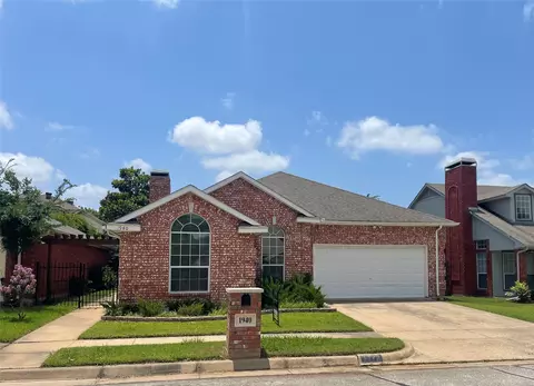 1940 Pine Ridge Dr, Bedford, TX 76021