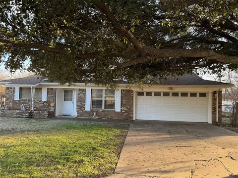 1916 11th St, Mineral Wells, TX 76067