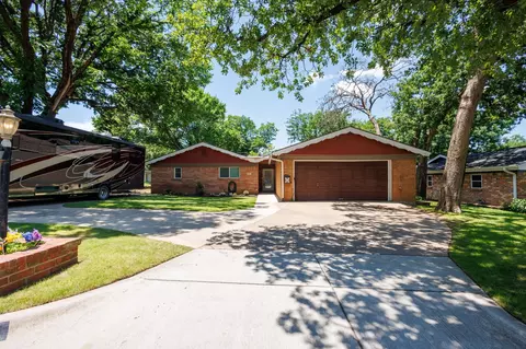 841 Patti Dr, Bedford, TX 76022