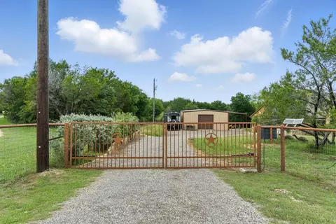 565 Ridgeway Dr, Bluff Dale, TX 76433