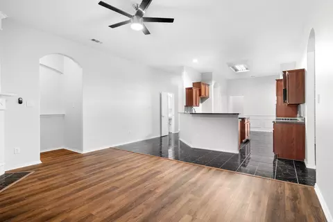 908 Trinity Dr, Lancaster, TX 75146 photo 9