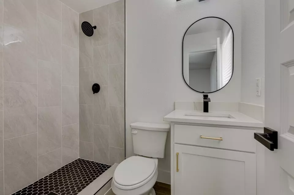 Bath - 4709 Ancilla Dr, Garland, TX 75042 photo 4 of 6