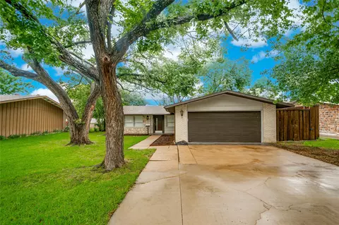 2305 Briarwood Ln, Carrollton, TX 75006