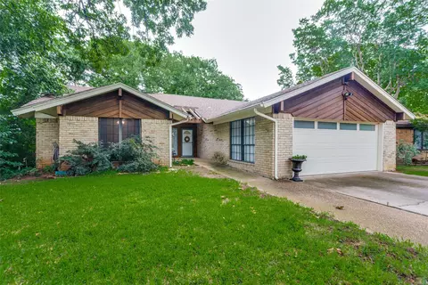 5411 Parliament Dr, Arlington, TX 76017