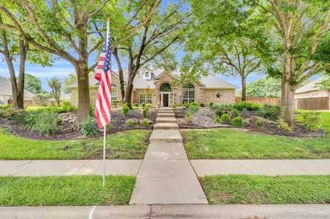 1857 Plum Creek Dr, Midlothian, TX 76065