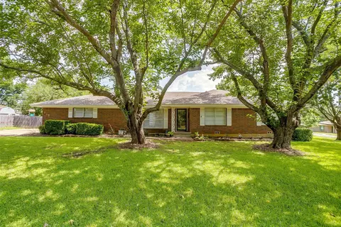 203 Lone Star St, Joshua, TX 76058