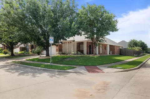 8745 Deepwood Ln, Fort Worth, TX 76123