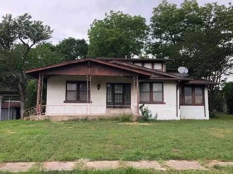 808 W 7th St, Bonham, TX 75418