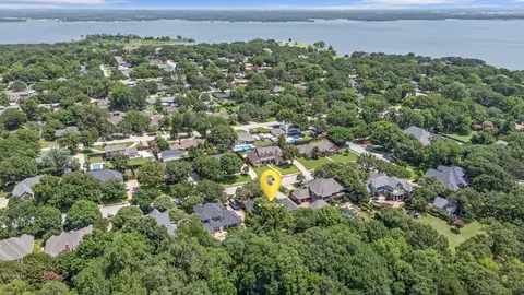 2301 Brookcrest Ln, Grapevine, TX 76051