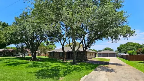 751 King Arthur Dr, Midlothian, TX 76065