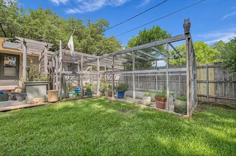 Exterior - 2113 Trinity Dr, Waco, TX 76710 photo 8 of 11