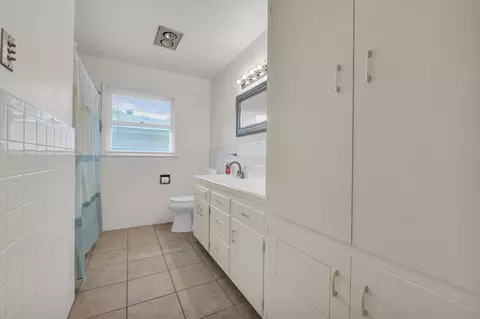 Bath - 2113 Trinity Dr, Waco, TX 76710 photo 3 of 4