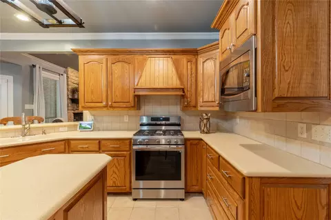 Kitchen - 320 Rustic Oaks, Combine, TX 75159 photo 2 of 2