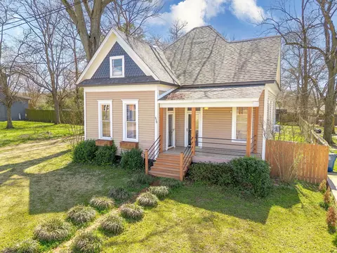 310 E 3rd St, Mount Pleasant, TX 75455 photo 1