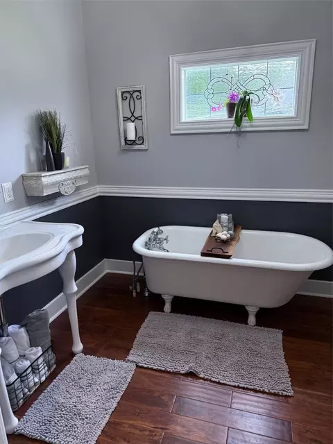 Bath - 904 Johnson St, Terrell, TX 75160 photo 2 of 3