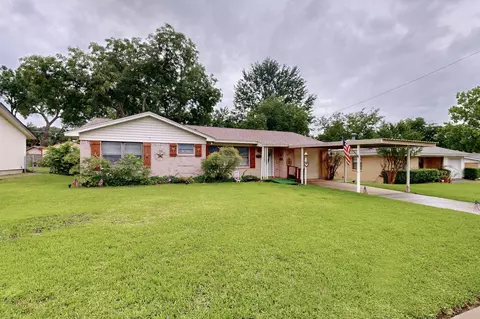 406 W Carolyn Dr, Garland, TX 75041