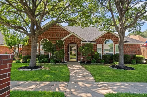 416 Springhill Dr, Hurst, TX 76054
