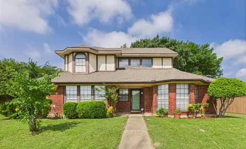 800 Raintree Ct, Desoto, TX 75115