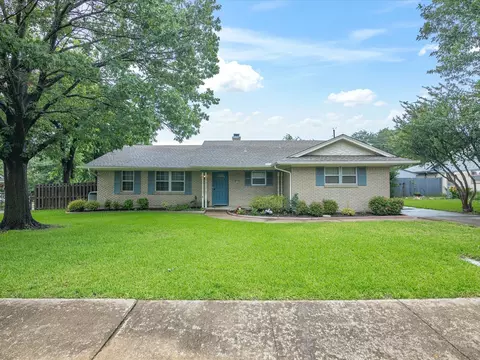 1704 Charlottesville Dr, Ennis, TX 75119