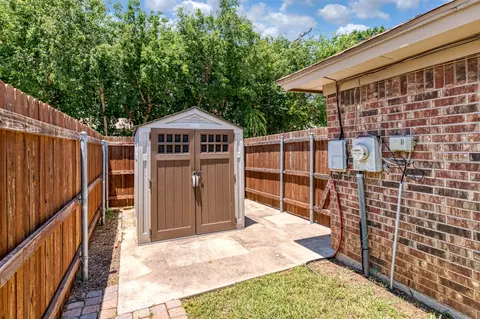 Exterior - 308 Crowe Dr, Euless, TX 76040 photo 7 of 10