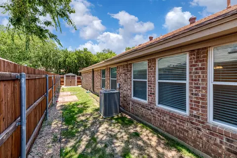 Exterior - 308 Crowe Dr, Euless, TX 76040 photo 6 of 10