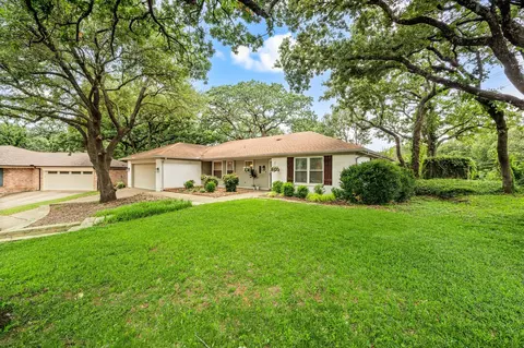 2927 Tangle Oaks Ct, Bedford, TX 76021