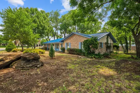 305 Bluebonnet Dr, Grapevine, TX 76051