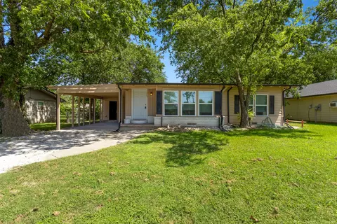 1305 Anthony St, Gainesville, TX 76240