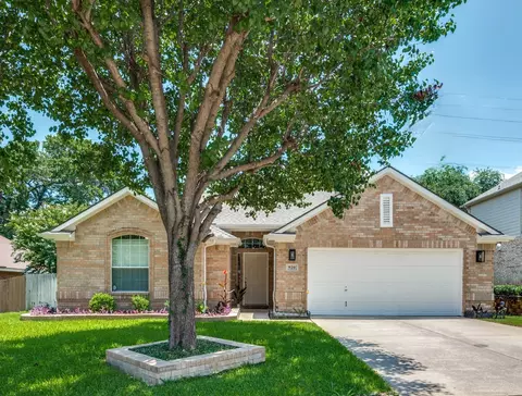 920 Park Forest Dr, Hurst, TX 76053