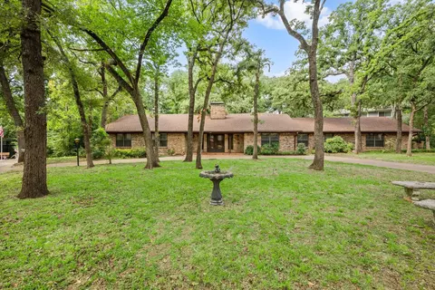 1502 Pebble Creek Dr, Euless, TX 76040