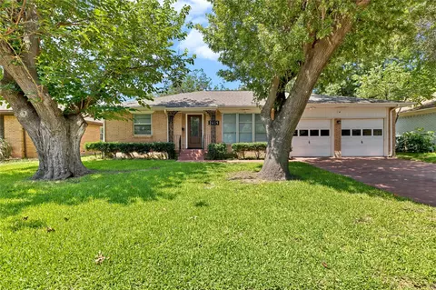 2425 Pinebluff Dr, Dallas, TX 75228