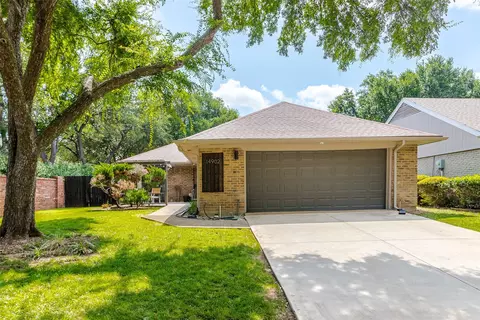 14902 Le Grande Dr, Addison, TX 75001