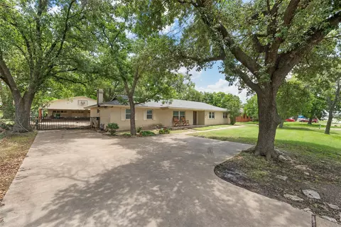 631 N Robinson Dr, Robinson, TX 76706