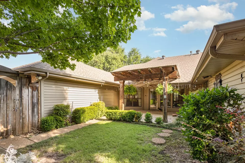 Exterior - 6515 Genstar Ln, Dallas, TX 75252 photo 7 of 8