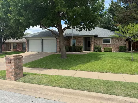 7612 Maplehill Rd, Watauga, TX 76148
