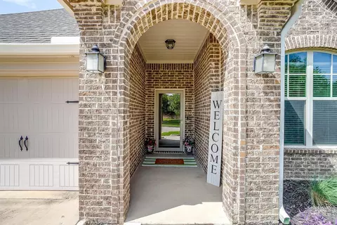 404 Bluffside Trl, Benbrook, TX 76126 photo 2