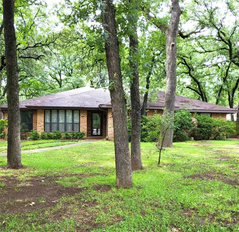 697 Highland Crest Dr, Hurst, TX 76054